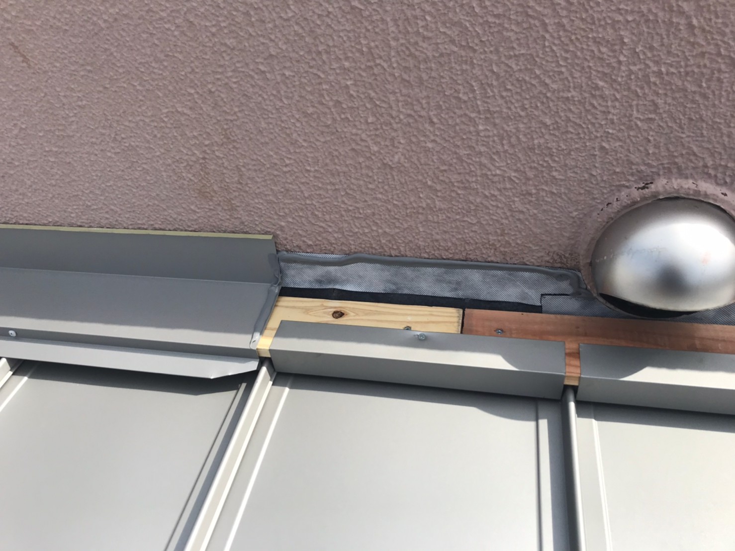 マンションの庇から雨漏り防水工事